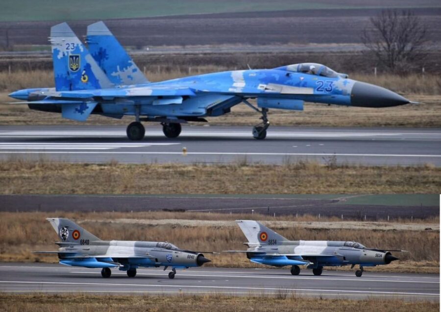 Su-27 Ukraina kembali ke negaranya dikawal 2 MiG-21 Rumania