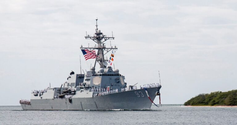 USS Chung-Hoon (DDG 93) melakukan transit pertama tahun 2023 di Selat ...