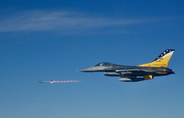 F-16 USAF tembakkan rudal AIM-9X_ Airspace Review