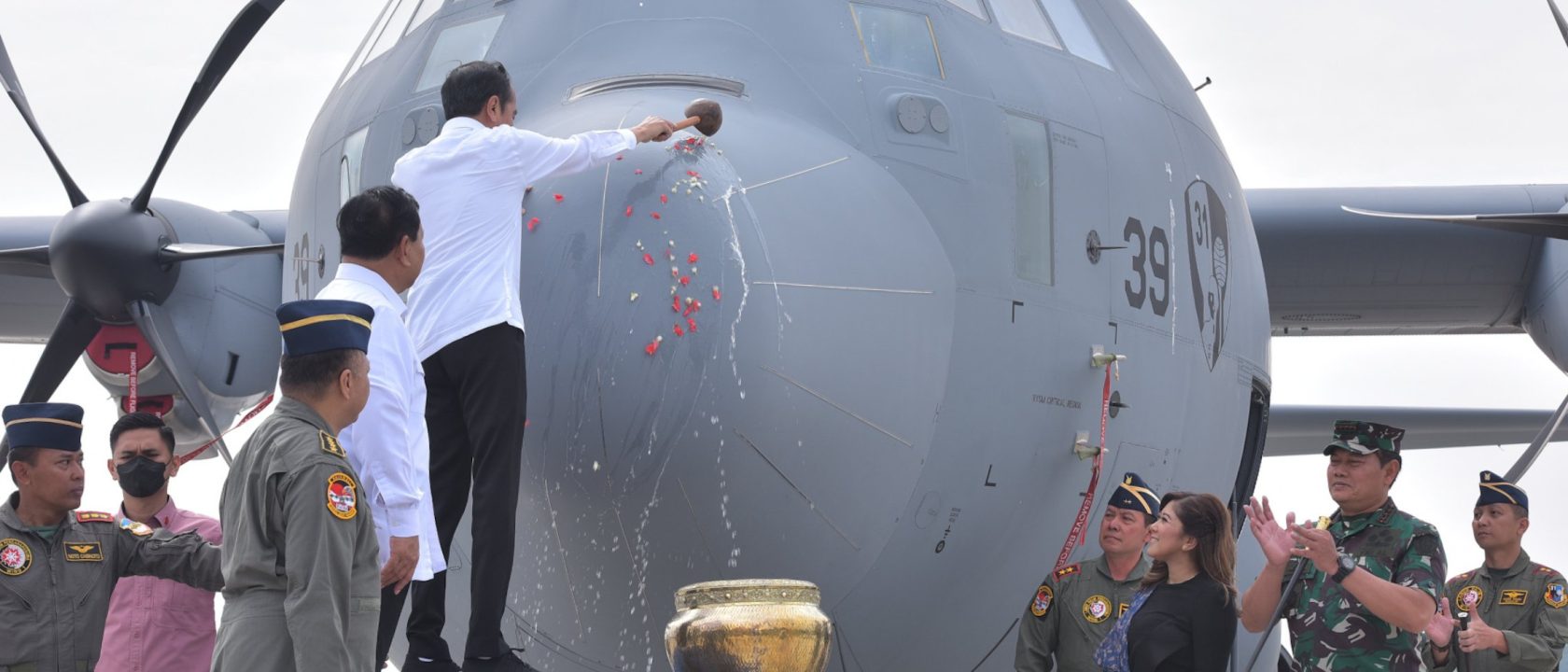 Jokowi siram hidung pesawat C-130J-30 Super Hercules dengan air bunga