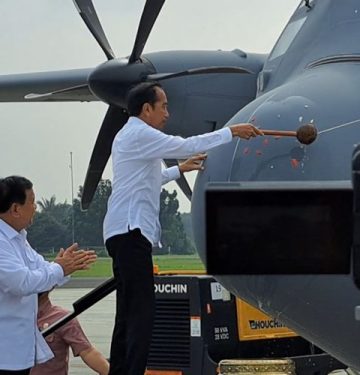 Jokowi siramkan air bunga ke pesawat C-130J A-1339 di Lanud Halim