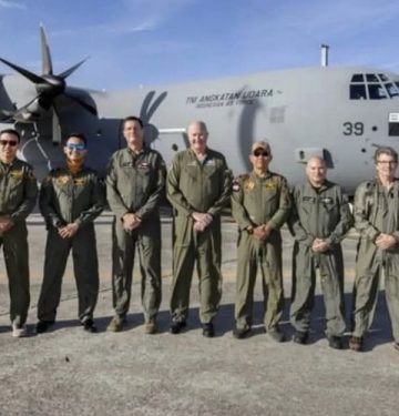 Penerbang C-130J-30 Super Hercules Skadron Udara 31 dan penerbang dari Lockheed Martin