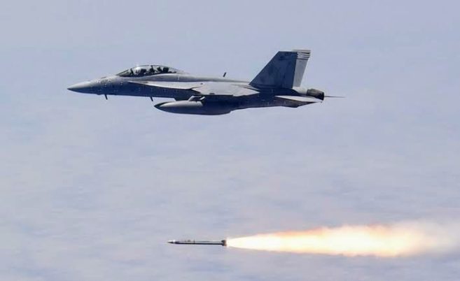 Super Hornet melepaskan rudal AARGM-ER