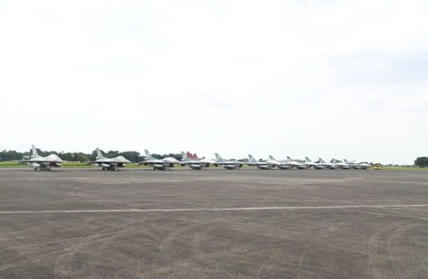 11 F-16 tiba di lanud halim untuk hut tni ke 77 di lanud halim