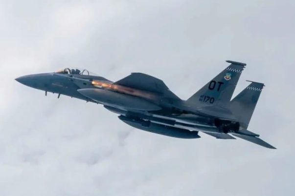 F-15 menembakkan rudal AMRAAM terbaru