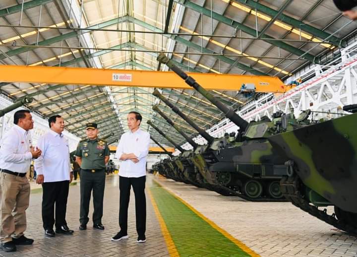 Kunjungi Pindad, Jokowi: Industri Pertahanan Indonesia Masuk Peringkat ...