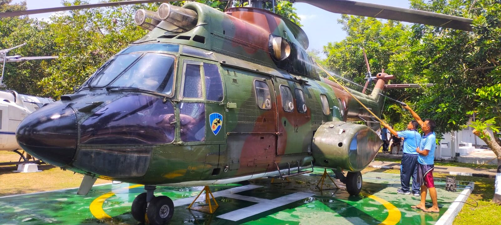 Pencucian helikopter Super Puma di Museum Pusat TNI AU Dirgantara Mandala