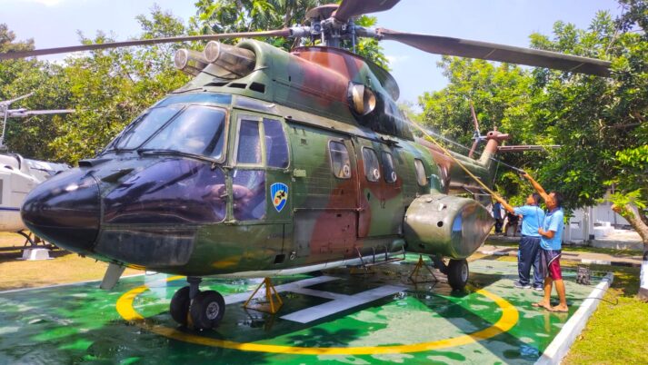 Pencucian helikopter Super Puma di Museum Pusat TNI AU Dirgantara Mandala