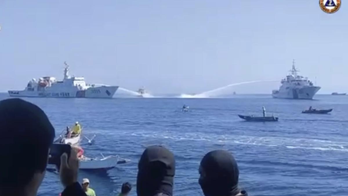 Kapal Penjaga Pantai China Sembur Kapal Perikanan Filipina Dengan Kanon