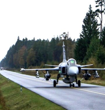 Gripen mendarat di jalan raya