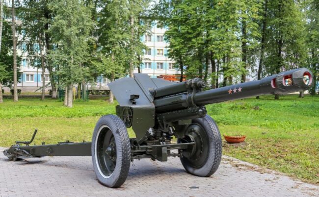 Howitzer D-1 buatan Soviet era Perang Dunia II