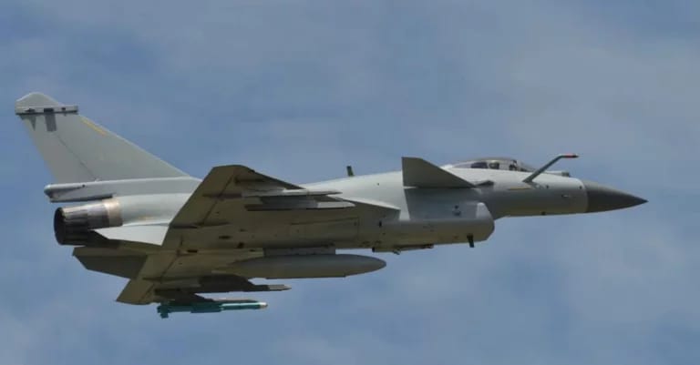 La Fuerza Aérea China ha desplegado su avión de combate avanzado J-10C en Tailandia para participar en el ejercicio Falcon Strike 2024.