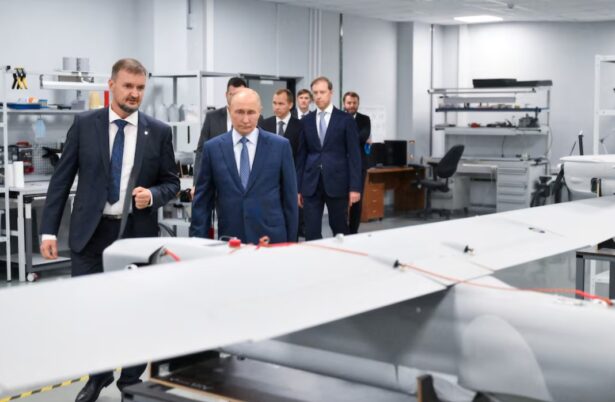 Putin meninjau fasilitas produksi drone Rusia di St Petersburg