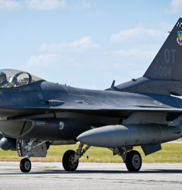 F-16 _ usaf yang dilengkapi IVEWS terbang perdana_