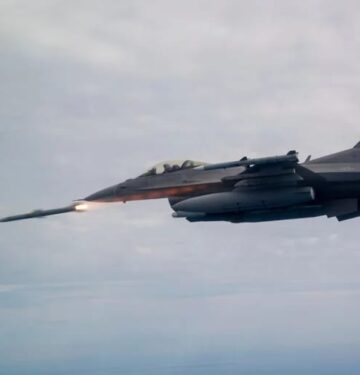 F-16 meluncurkan AMRAAM