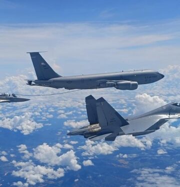 KC-135 USAF mengisi bahan bakar di udara ke Su-30MKM Malaysia