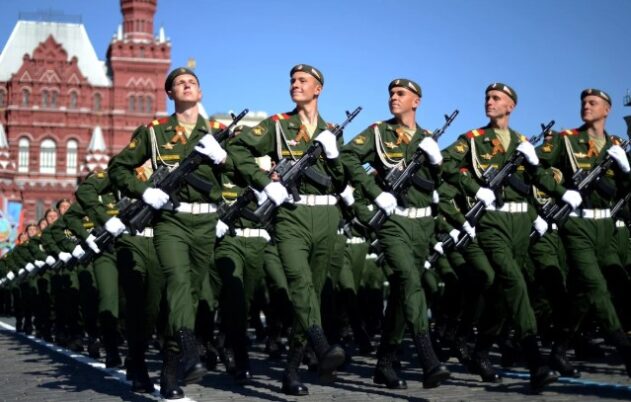 Militer Rusia melakukan defile di Lapangan Merah