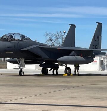 F-15E USAF pertama yang telah dilengkapi EPAWSS